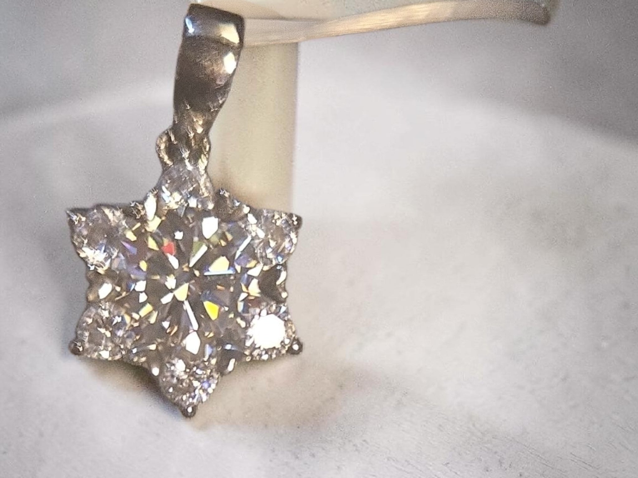 1 CARAT MOISSANITE PENDANTS WITH CERTIFICATE OF AUTHENTICITY