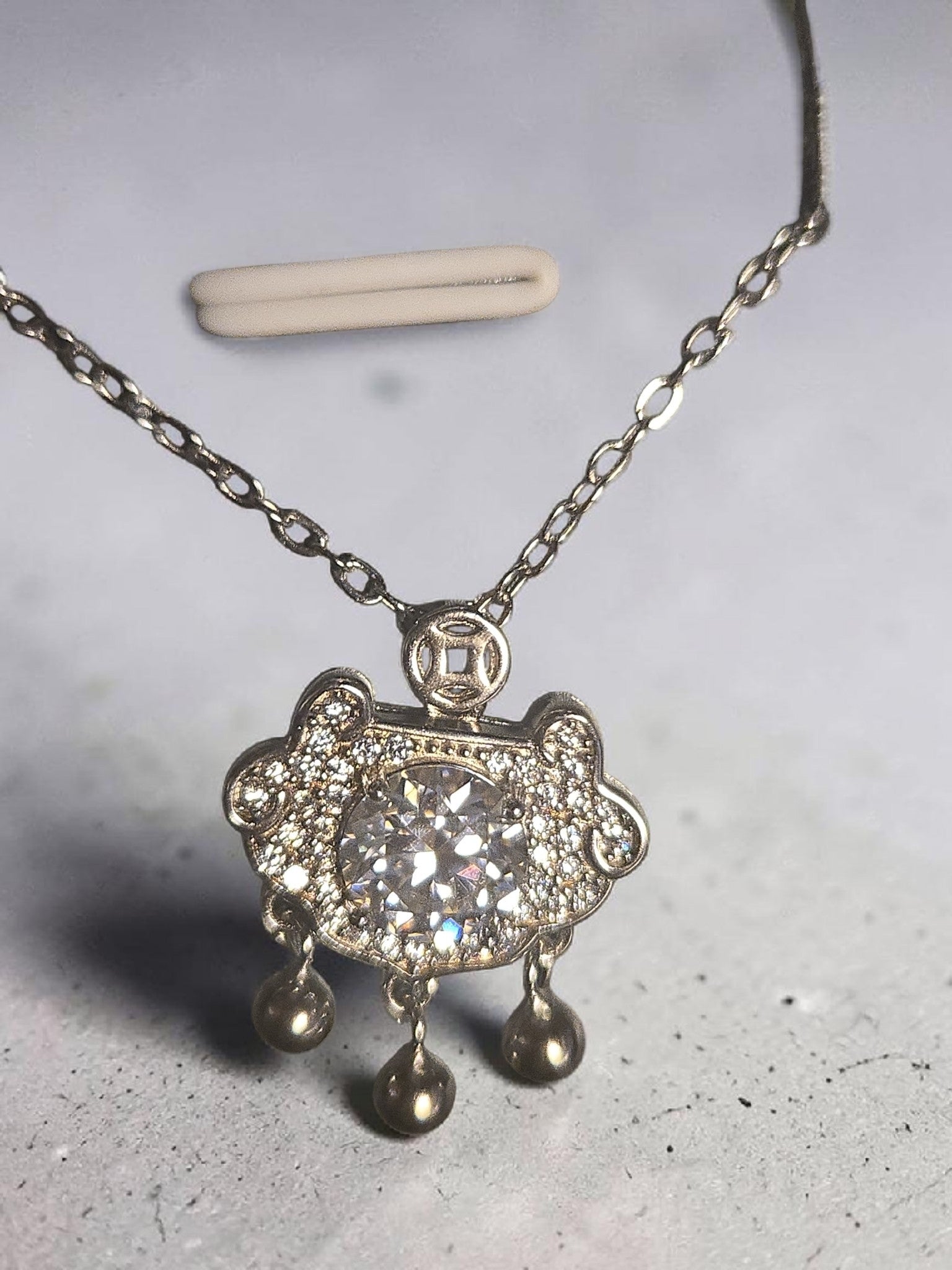 1 CARAT MOISSANITE PENDANTS WITH CERTIFICATE OF AUTHENTICITY