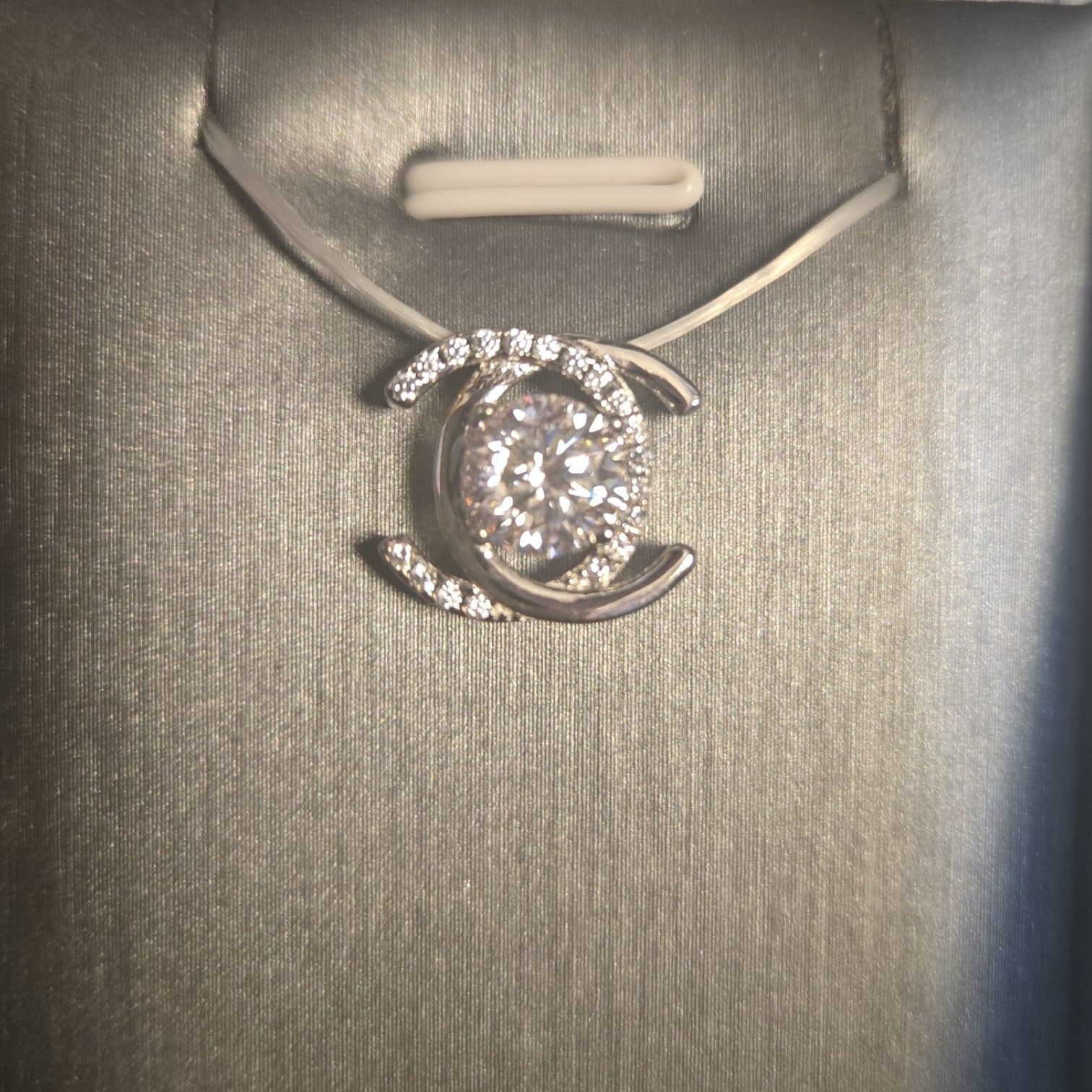 1 CARAT MOISSANITE PENDANTS WITH CERTIFICATE OF AUTHENTICITY